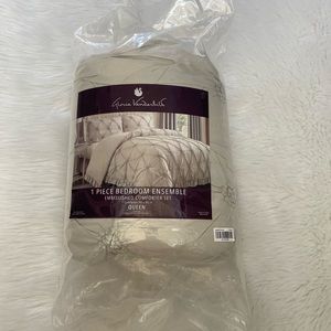 NEW w/Tag-Gloria Vanderbilt Embellished Comforter (Queen 90 x 90”)